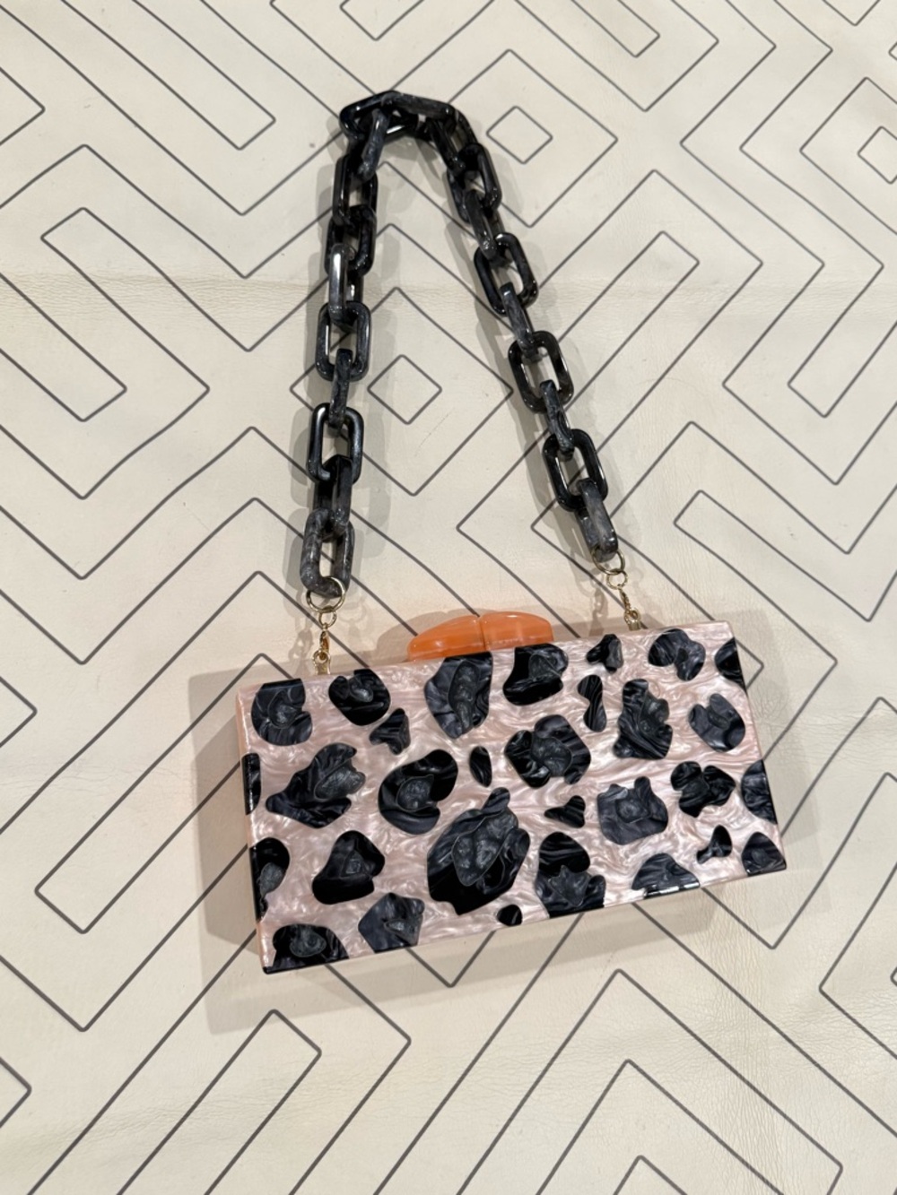 Tuckernuck Pink Leopard Acrylic Purse and Chain Acrylic Strap - Picture 11 of 12
